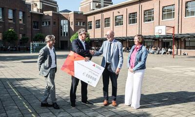 Luk Lemmens met cheque