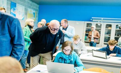 Luk Lemmens kijkt mee op laptop
