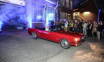 Luk Lemmens in oldtimer auto