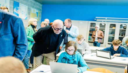 Luk Lemmens kijkt mee op laptop